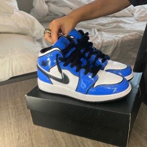 Air Jordan 1 Mid SE “Signal Blue”